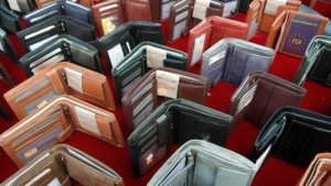 Different types and color of wallets which are best gift ideas for men